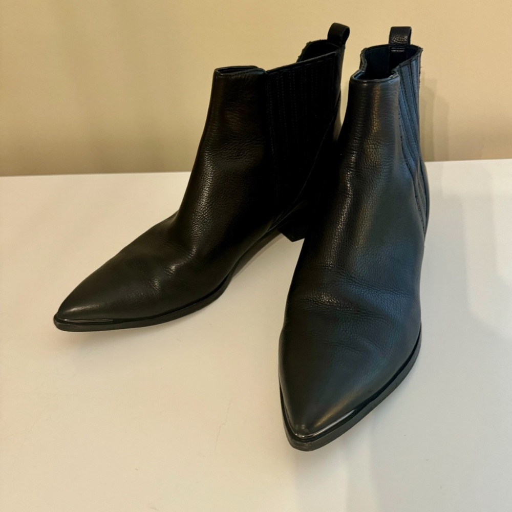 Marc Fisher LTD black leather pointed toe ankle boot. Women’s 9.5US